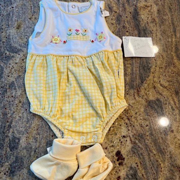 Sweet yellow baby set! Sleeveless onesie and booties (3 Months) - all NWT - Picture 10 of 10
